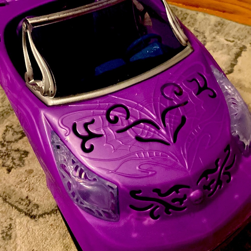 Monster high scaris car plus freebie Draculaura
